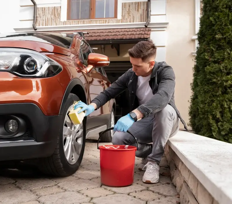 Lavage auto à domicile Porcaro : professionnel intervenant sur un véhicule
